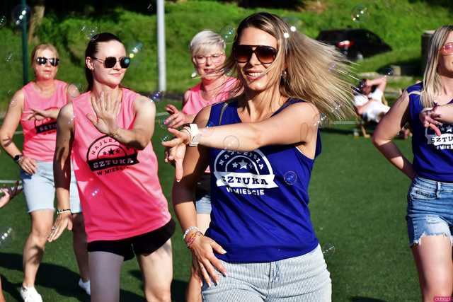 [WIDEO/FOTO] Tysiące baniek, mydlana wyspa i mnóstwo dobrej zabawy. Trwa 8. Mydlany Park Festiwal w Żarowie