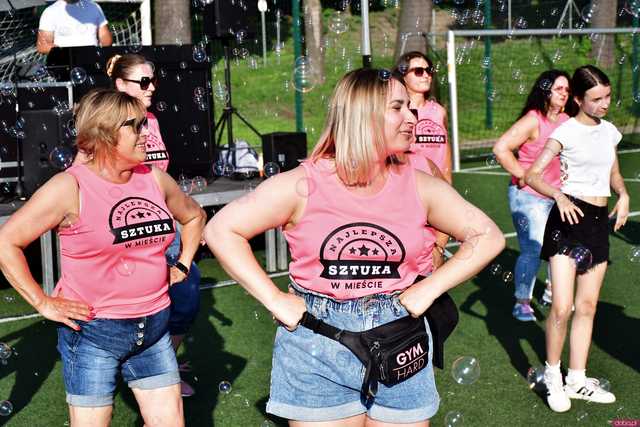 [WIDEO/FOTO] Tysiące baniek, mydlana wyspa i mnóstwo dobrej zabawy. Trwa 8. Mydlany Park Festiwal w Żarowie