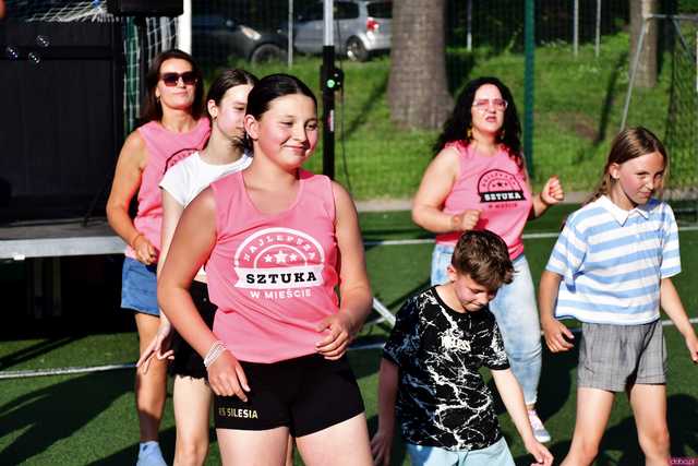 [WIDEO/FOTO] Tysiące baniek, mydlana wyspa i mnóstwo dobrej zabawy. Trwa 8. Mydlany Park Festiwal w Żarowie