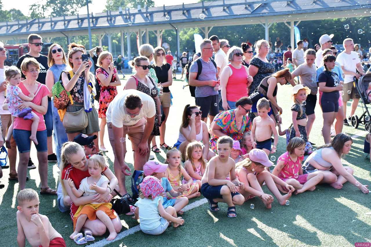 [WIDEO/FOTO] Tysiące baniek, mydlana wyspa i mnóstwo dobrej zabawy. Trwa 8. Mydlany Park Festiwal w Żarowie