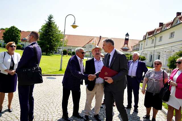 [FOTO] Samorządowcy z wszystkich dziewięciu kadencji spotkali się w Krzyżowej