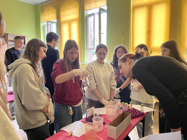 [FOTO] Uczniowie Banacha odbywają kolejne Czerwcowe Spotkania z Biotechnologią