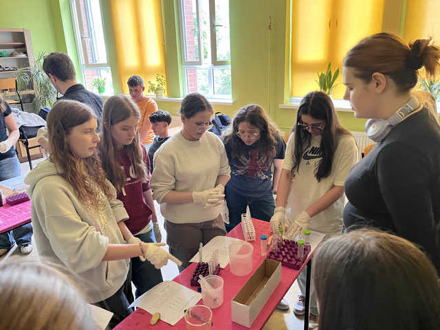 [FOTO] Uczniowie Banacha odbywają kolejne Czerwcowe Spotkania z Biotechnologią