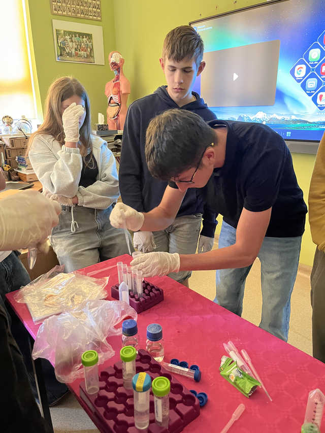 [FOTO] Uczniowie Banacha odbywają kolejne Czerwcowe Spotkania z Biotechnologią