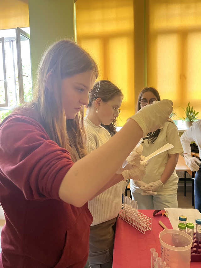 [FOTO] Uczniowie Banacha odbywają kolejne Czerwcowe Spotkania z Biotechnologią