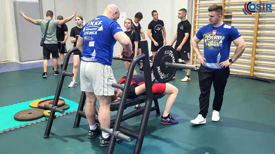 [FOTO] Turniej w Wyciskaniu Sztangi na strzegomskim OSiRze