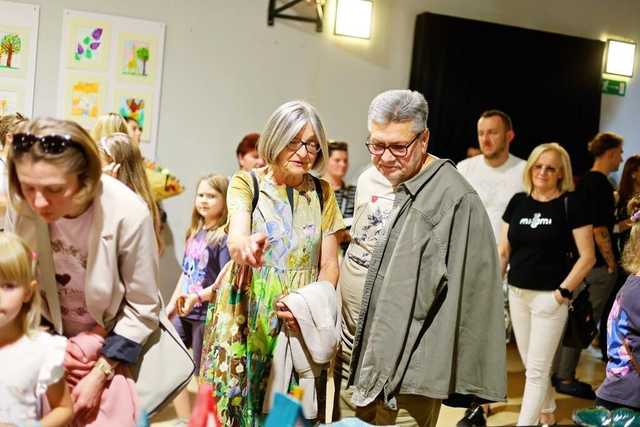 [FOTO] Uczestnicy zajęć w GCKiS Żarów zaprezentowali swoje prace artystyczne