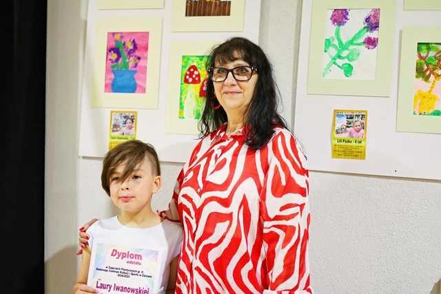 [FOTO] Uczestnicy zajęć w GCKiS Żarów zaprezentowali swoje prace artystyczne