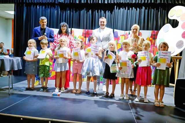 [FOTO] Uczestnicy zajęć w GCKiS Żarów zaprezentowali swoje prace artystyczne