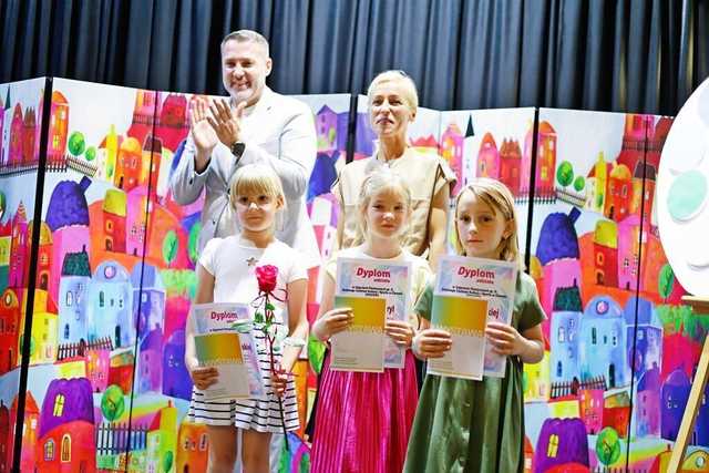 [FOTO] Uczestnicy zajęć w GCKiS Żarów zaprezentowali swoje prace artystyczne