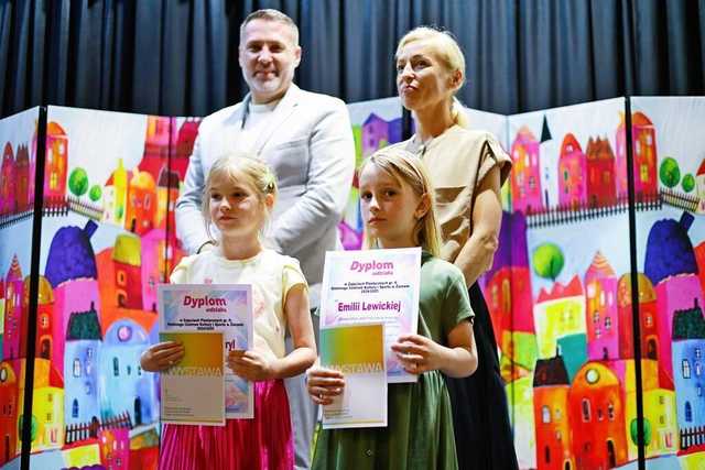 [FOTO] Uczestnicy zajęć w GCKiS Żarów zaprezentowali swoje prace artystyczne