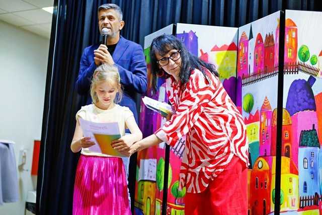 [FOTO] Uczestnicy zajęć w GCKiS Żarów zaprezentowali swoje prace artystyczne