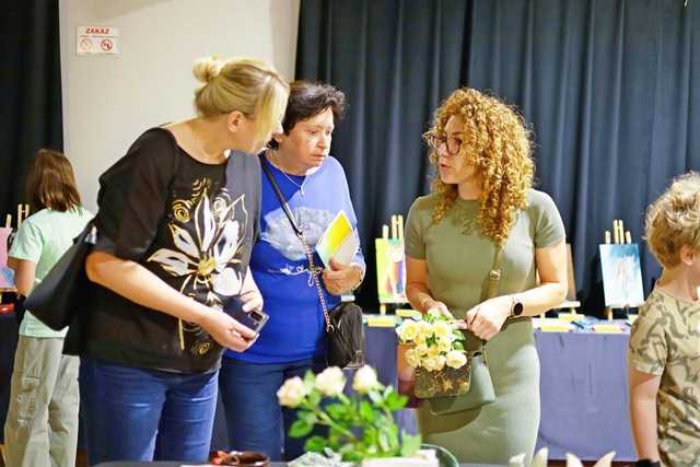 [FOTO] Uczestnicy zajęć w GCKiS Żarów zaprezentowali swoje prace artystyczne