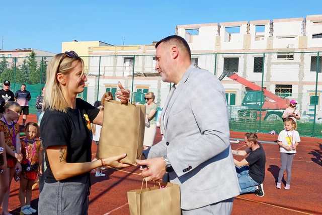 [FOTO] Uczestnicy zajęć w GCKiS Żarów zaprezentowali swoje prace artystyczne