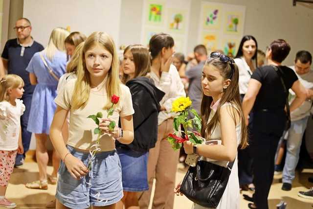 [FOTO] Uczestnicy zajęć w GCKiS Żarów zaprezentowali swoje prace artystyczne