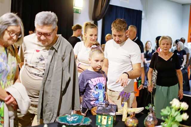 [FOTO] Uczestnicy zajęć w GCKiS Żarów zaprezentowali swoje prace artystyczne