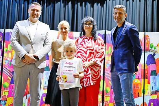 [FOTO] Uczestnicy zajęć w GCKiS Żarów zaprezentowali swoje prace artystyczne