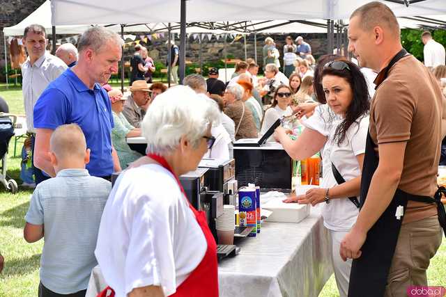 [FOTO] Wierni przeszli w procesji z okazji Bożego Ciała. Świętowanie zwieńczył Parafialny Festyn Rodzinny