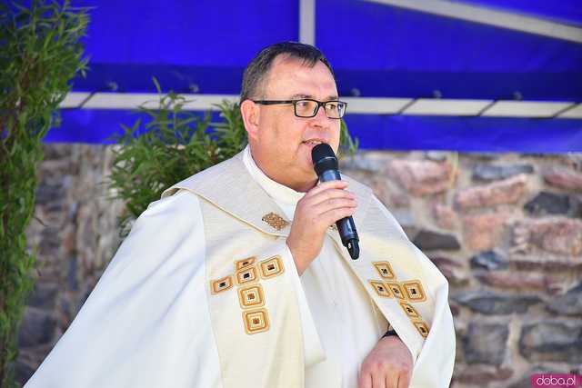 [FOTO] Wierni przeszli w procesji z okazji Bożego Ciała. Świętowanie zwieńczył Parafialny Festyn Rodzinny