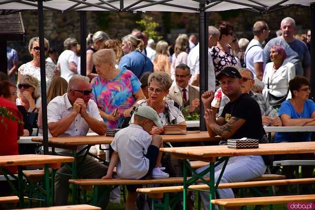 [FOTO] Wierni przeszli w procesji z okazji Bożego Ciała. Świętowanie zwieńczył Parafialny Festyn Rodzinny