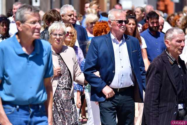 [FOTO] Wierni przeszli w procesji z okazji Bożego Ciała. Świętowanie zwieńczył Parafialny Festyn Rodzinny