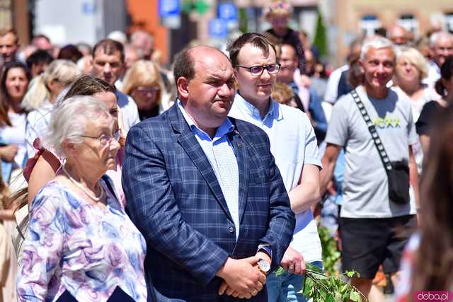 [FOTO] Wierni przeszli w procesji z okazji Bożego Ciała. Świętowanie zwieńczył Parafialny Festyn Rodzinny