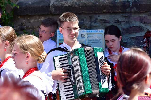 [FOTO] Wierni przeszli w procesji z okazji Bożego Ciała. Świętowanie zwieńczył Parafialny Festyn Rodzinny