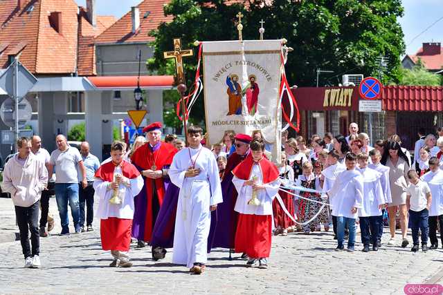 [FOTO] Wierni przeszli w procesji z okazji Bożego Ciała. Świętowanie zwieńczył Parafialny Festyn Rodzinny