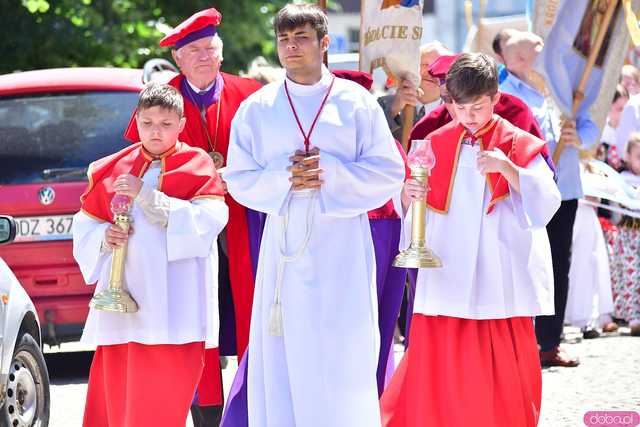 [FOTO] Wierni przeszli w procesji z okazji Bożego Ciała. Świętowanie zwieńczył Parafialny Festyn Rodzinny
