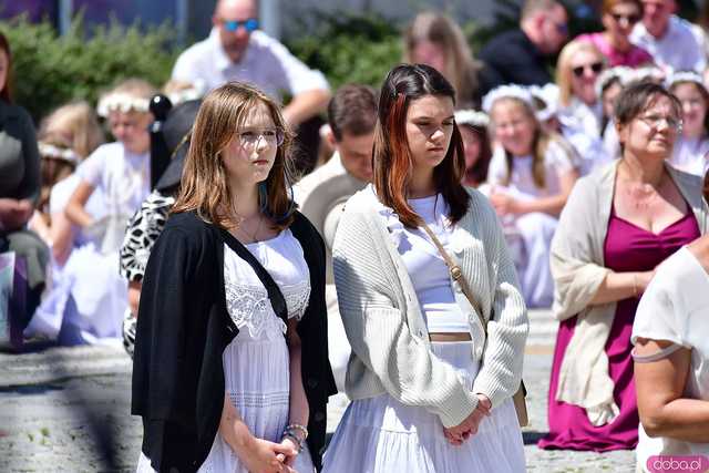 [FOTO] Wierni przeszli w procesji z okazji Bożego Ciała. Świętowanie zwieńczył Parafialny Festyn Rodzinny