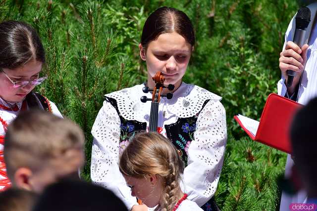 [FOTO] Wierni przeszli w procesji z okazji Bożego Ciała. Świętowanie zwieńczył Parafialny Festyn Rodzinny