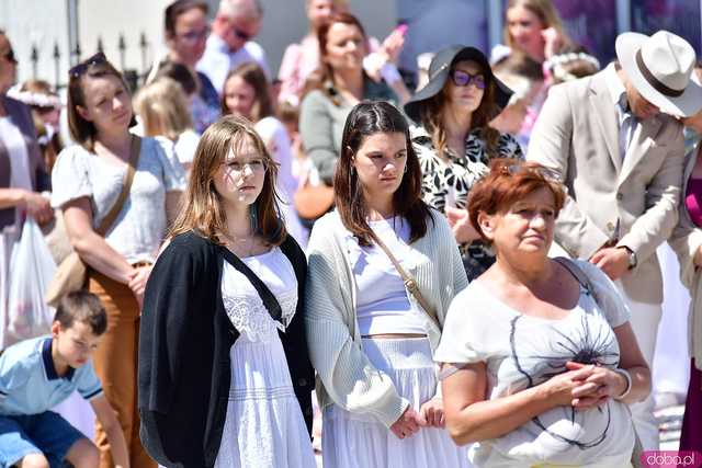 [FOTO] Wierni przeszli w procesji z okazji Bożego Ciała. Świętowanie zwieńczył Parafialny Festyn Rodzinny