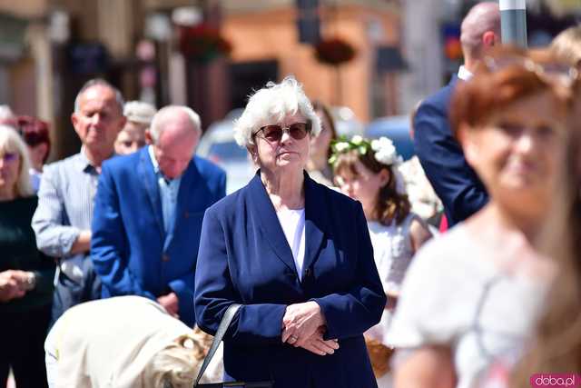 [FOTO] Wierni przeszli w procesji z okazji Bożego Ciała. Świętowanie zwieńczył Parafialny Festyn Rodzinny