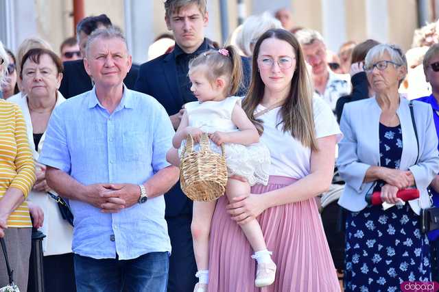 [FOTO] Wierni przeszli w procesji z okazji Bożego Ciała. Świętowanie zwieńczył Parafialny Festyn Rodzinny