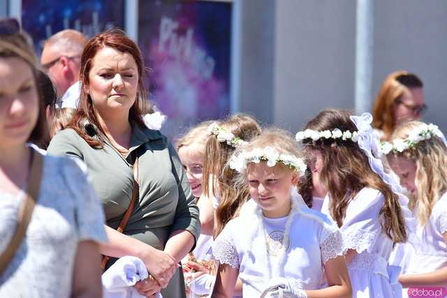 [FOTO] Wierni przeszli w procesji z okazji Bożego Ciała. Świętowanie zwieńczył Parafialny Festyn Rodzinny