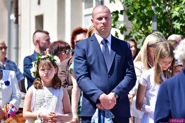 [FOTO] Wierni przeszli w procesji z okazji Bożego Ciała. Świętowanie zwieńczył Parafialny Festyn Rodzinny