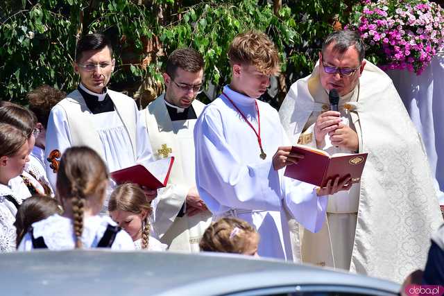 [FOTO] Wierni przeszli w procesji z okazji Bożego Ciała. Świętowanie zwieńczył Parafialny Festyn Rodzinny