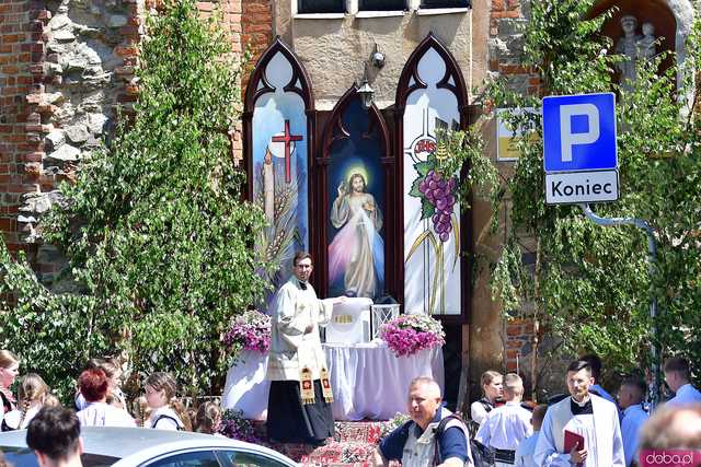 [FOTO] Wierni przeszli w procesji z okazji Bożego Ciała. Świętowanie zwieńczył Parafialny Festyn Rodzinny