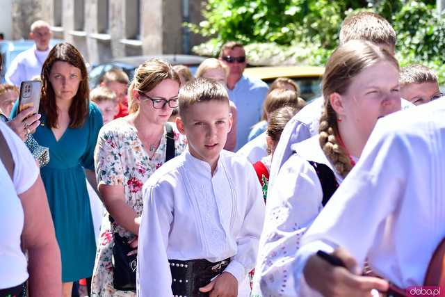 [FOTO] Wierni przeszli w procesji z okazji Bożego Ciała. Świętowanie zwieńczył Parafialny Festyn Rodzinny