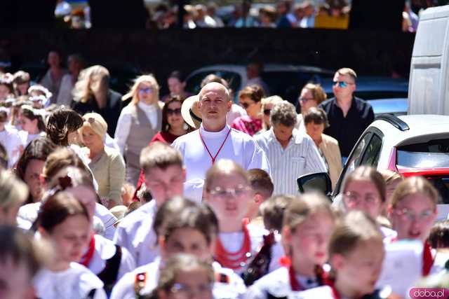 [FOTO] Wierni przeszli w procesji z okazji Bożego Ciała. Świętowanie zwieńczył Parafialny Festyn Rodzinny