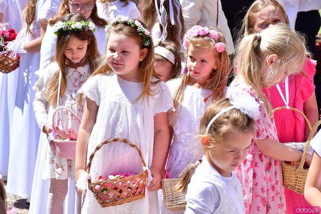 [FOTO] Wierni przeszli w procesji z okazji Bożego Ciała. Świętowanie zwieńczył Parafialny Festyn Rodzinny