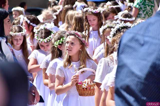 [FOTO] Wierni przeszli w procesji z okazji Bożego Ciała. Świętowanie zwieńczył Parafialny Festyn Rodzinny