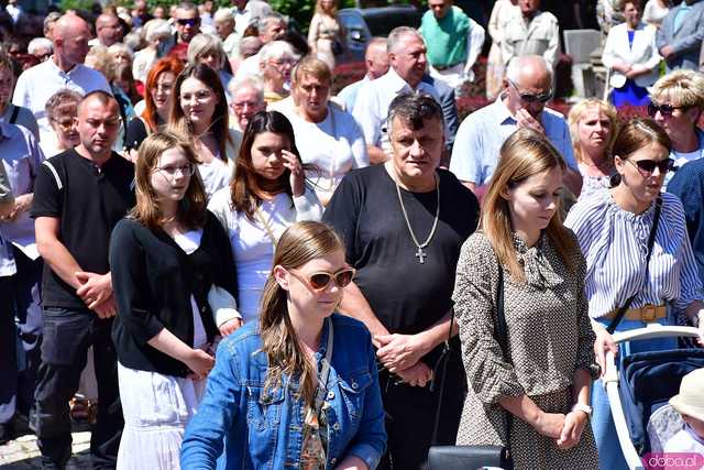 [FOTO] Wierni przeszli w procesji z okazji Bożego Ciała. Świętowanie zwieńczył Parafialny Festyn Rodzinny