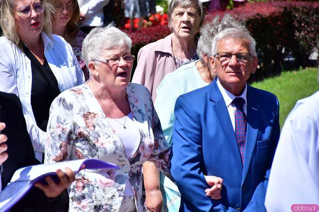[FOTO] Wierni przeszli w procesji z okazji Bożego Ciała. Świętowanie zwieńczył Parafialny Festyn Rodzinny