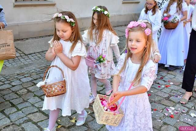 [FOTO] Wierni przeszli w procesji z okazji Bożego Ciała. Świętowanie zwieńczył Parafialny Festyn Rodzinny
