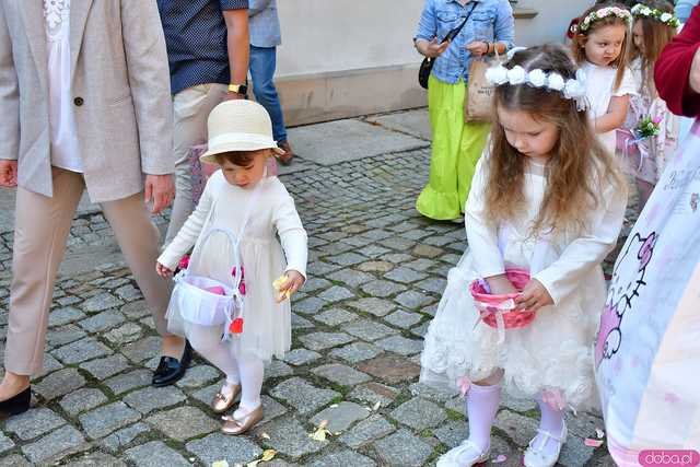 [FOTO] Wierni przeszli w procesji z okazji Bożego Ciała. Świętowanie zwieńczył Parafialny Festyn Rodzinny