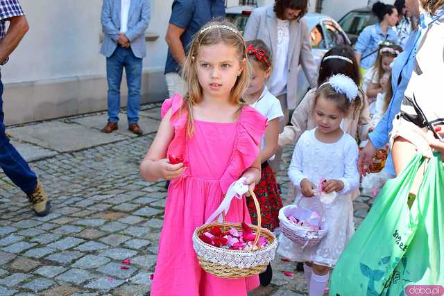 [FOTO] Wierni przeszli w procesji z okazji Bożego Ciała. Świętowanie zwieńczył Parafialny Festyn Rodzinny