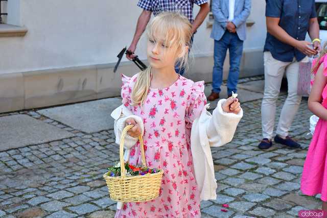 [FOTO] Wierni przeszli w procesji z okazji Bożego Ciała. Świętowanie zwieńczył Parafialny Festyn Rodzinny