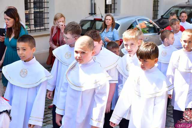 [FOTO] Wierni przeszli w procesji z okazji Bożego Ciała. Świętowanie zwieńczył Parafialny Festyn Rodzinny