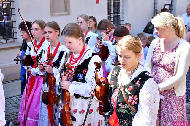 [FOTO] Wierni przeszli w procesji z okazji Bożego Ciała. Świętowanie zwieńczył Parafialny Festyn Rodzinny